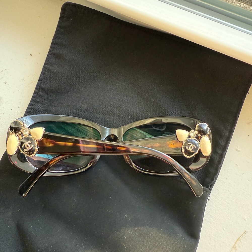 Vintage Chanel Black Sunglasses with Gold Accents - Picture 2 of 7